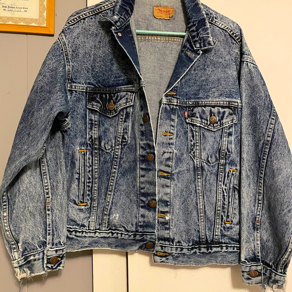 VINTAGE distressed LEVIS jean jacket